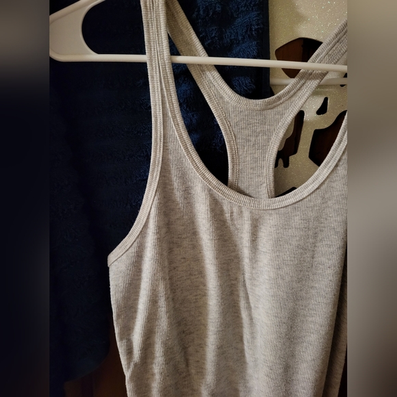 Old navy active ribbed tank top, size medium. - Picture 4 of 6